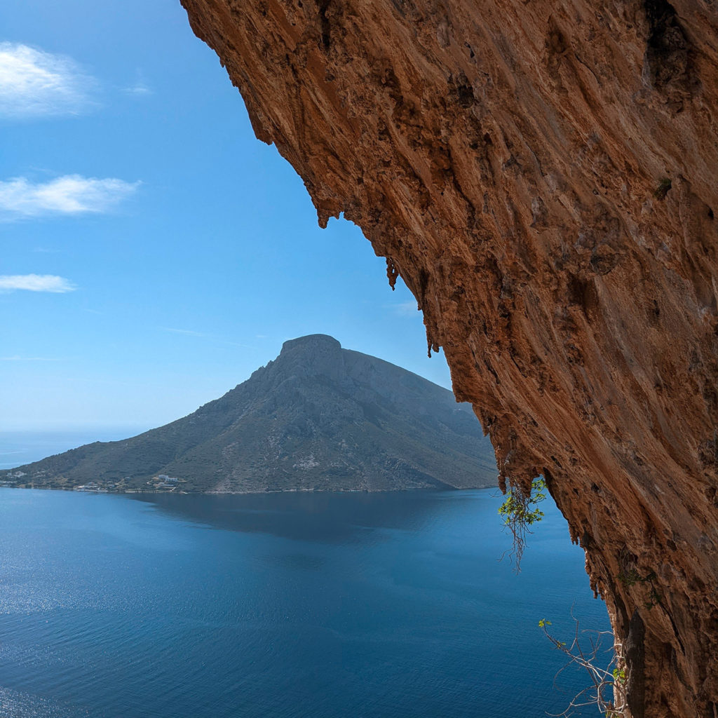 Vue de la Grande Grotta sur Telendos - Kalymnos - Grèce