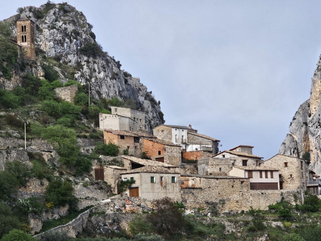 Village Abella de la Conca - au pied des falaises 