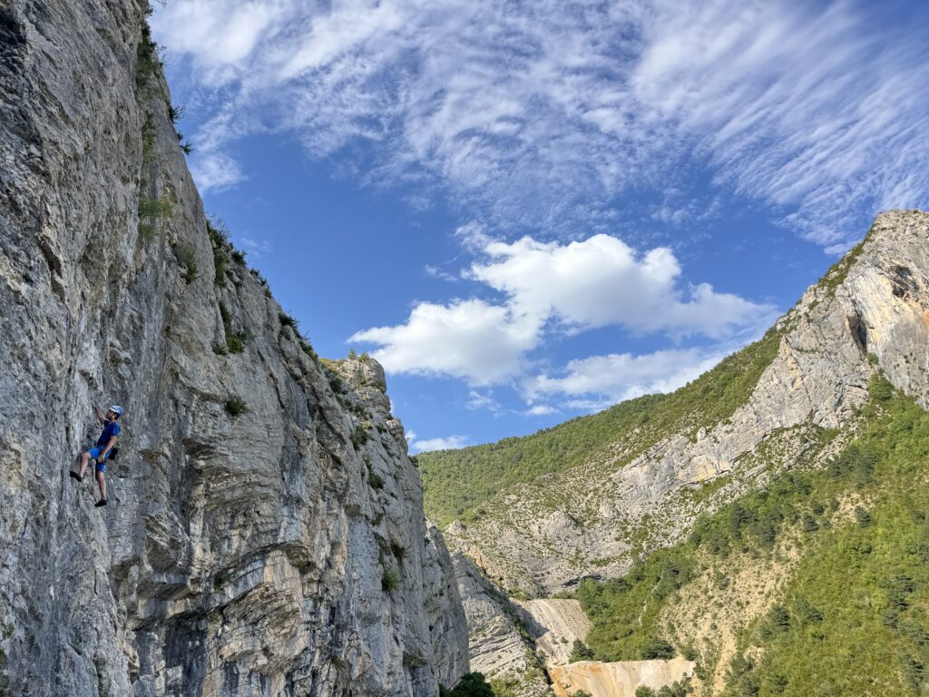 Grimpe avec vue sur Opierre - Hautes-Alpes